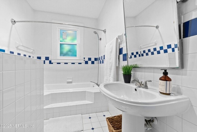 Building Photo - 4227 Woodmere St