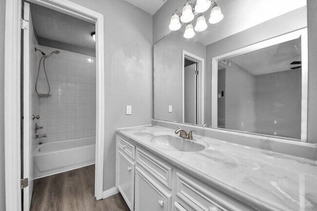 Building Photo - 13603 Ravensway Dr