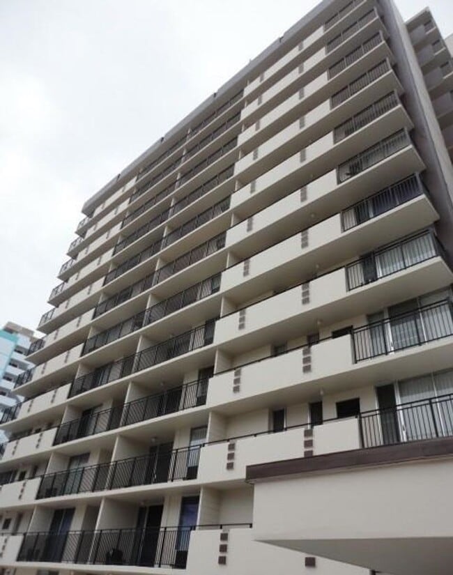 Building Photo - Central Location. Penthouse Condo. Split AC