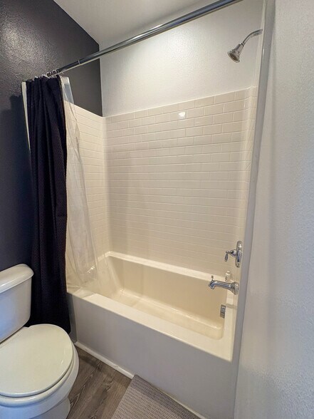 Building Photo - 505 Finch Ln