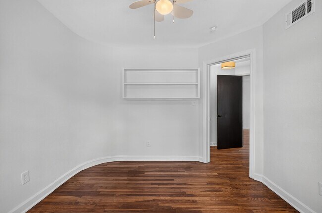 Building Photo - Desirable Area