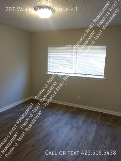 Building Photo - 207 Valley View Ave