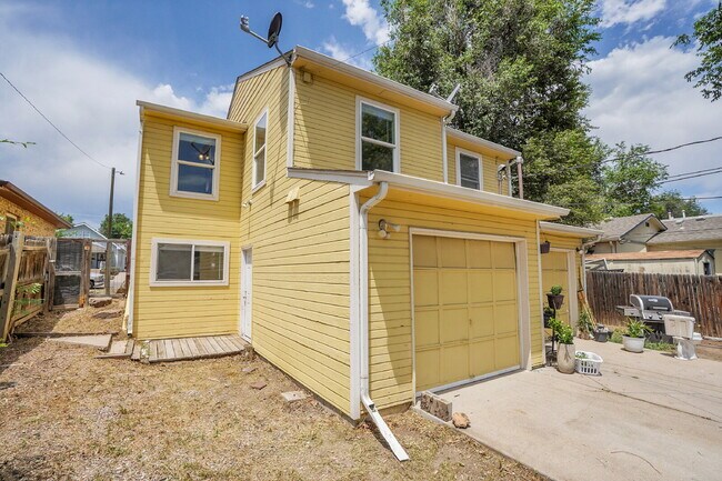 Building Photo - $2,465.00, 2 bed, 1.5 bath, located in Denver