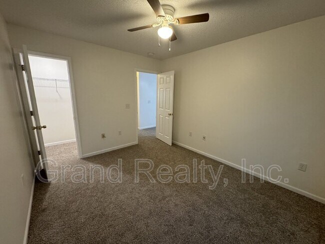 Building Photo - 1015 Peakview Dr