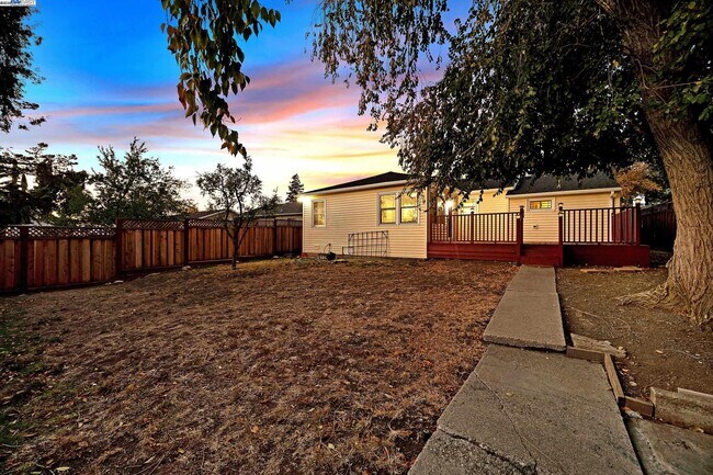 Building Photo - 2438 Upland Dr