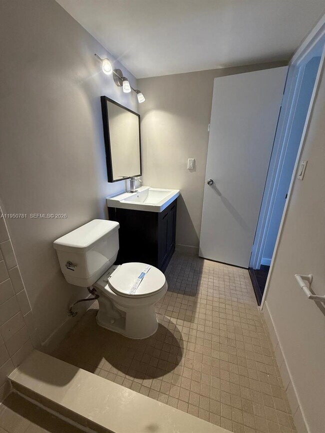 Building Photo - 1000 Parkview Dr