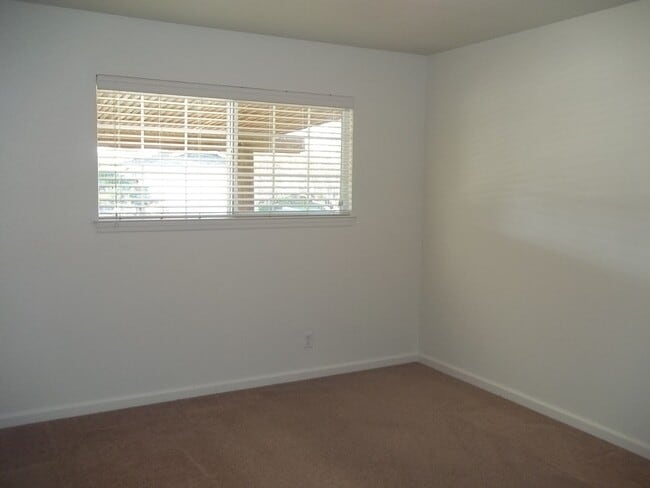 Building Photo - Spacious home recently remodeled, newer appliances & more. Lots of room!