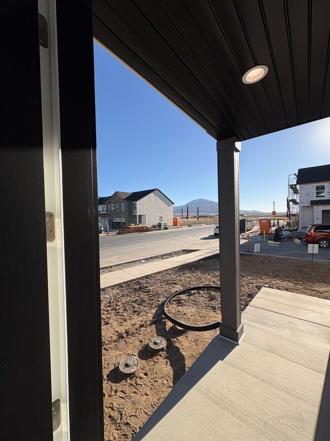 Building Photo - Gorgeous End-Unit Townhome in beautiful Salem!