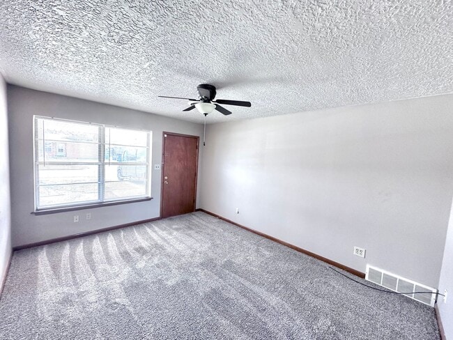 Building Photo - 3-bed 1-bath 1-car Single Family near