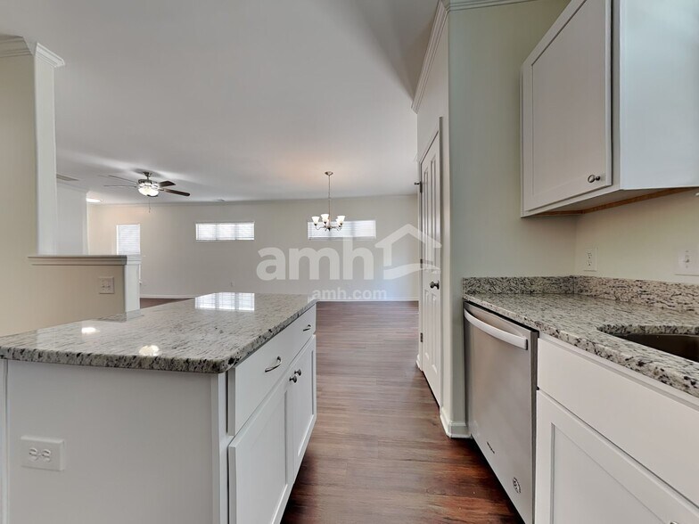 Building Photo - 625 Summer Hill Way