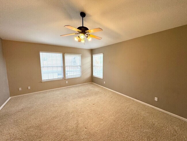 Building Photo - STUNNING & SPACIOUS 4 BEDROOM HOME IN LIVE...