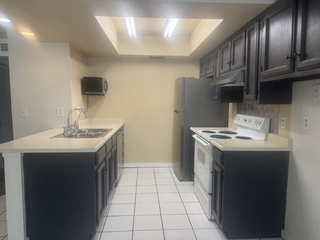 Building Photo - 2-bedroom condo at Stapley and University! MOVE IN SPECIAL!!