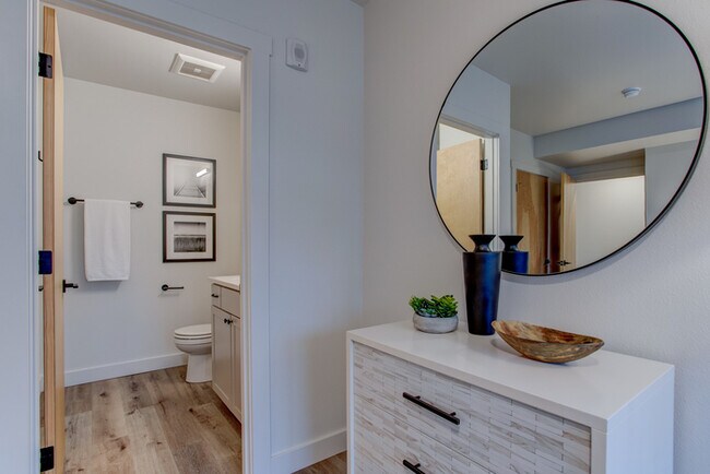 Building Photo - Luxury top floor 2bd in the heart of Sellw...