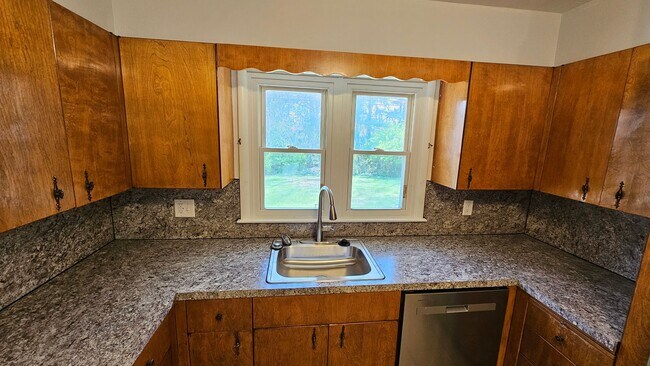 Building Photo - JUST REDUCED!  4 Bedroom Single Family Home