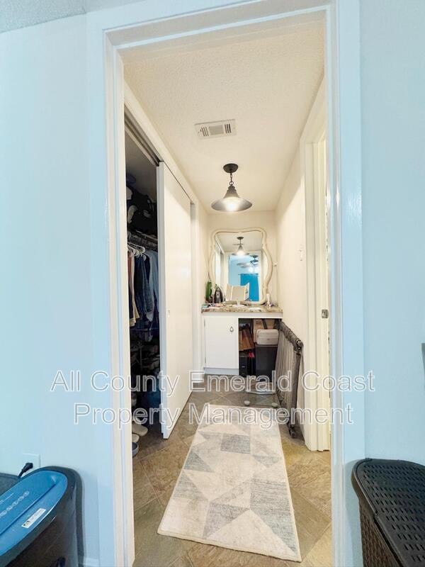Building Photo - 105 Country Club Dr