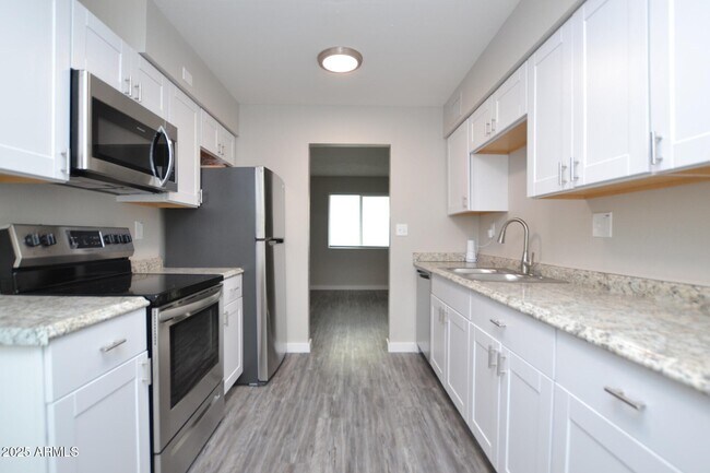 Building Photo - 2202 W Devonshire Ave