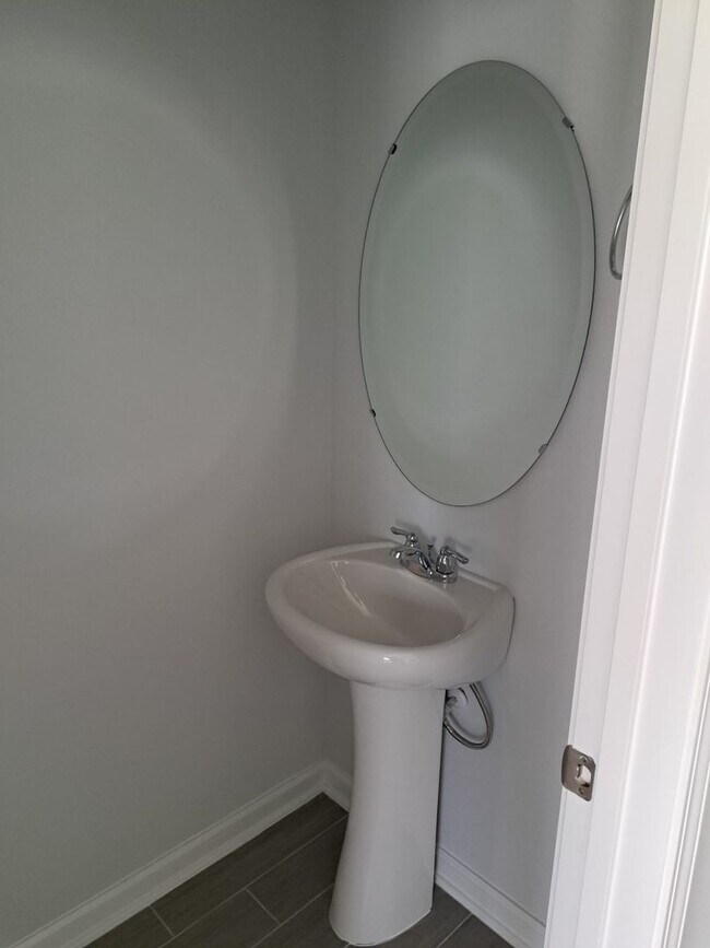 Building Photo - 318 Brandon Lks Dr