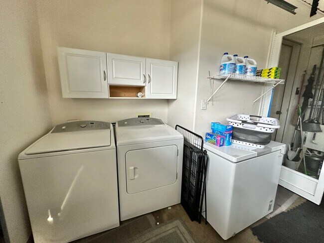 Building Photo - Modern & Custom 3 Bedroom / 2.5 Bathroom H...