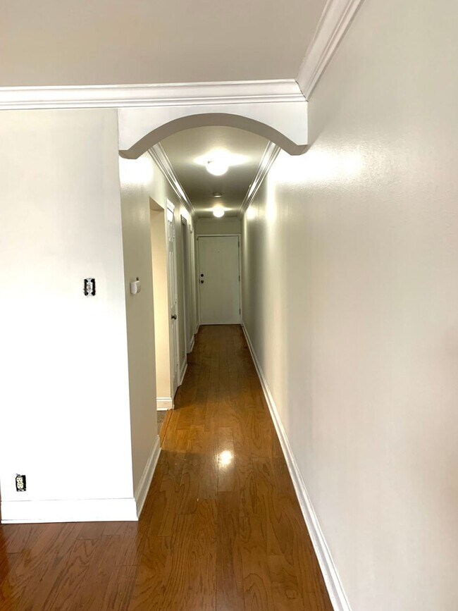 Building Photo - Downtown living... easy access to LSU & SU