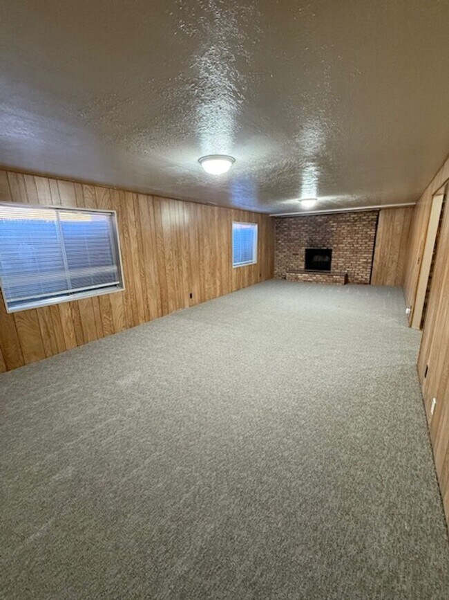 Building Photo - 537 E Acoma Rd