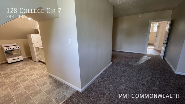 Building Photo - 2 Bed / 1 Bath Apartment (Available 4/1/25)