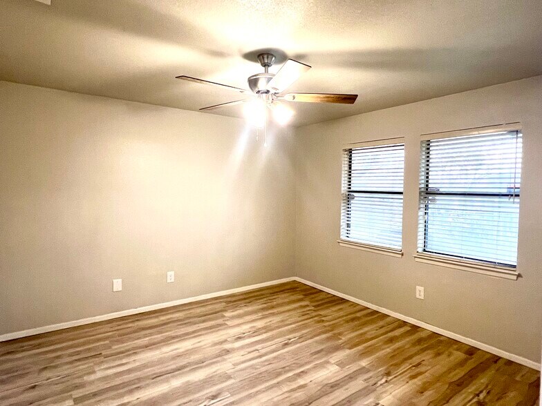 Building Photo - 2407 Ventura Dr