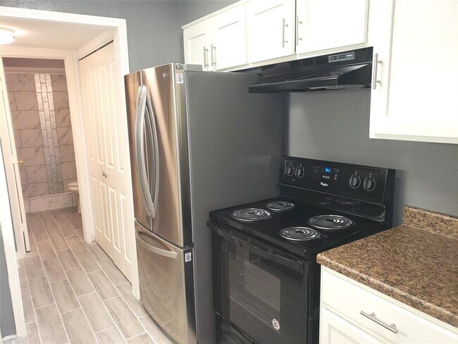 Building Photo - 16111 Aspenglen Dr