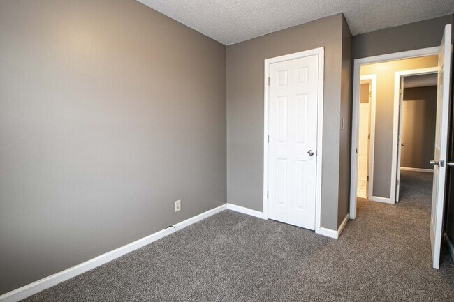 Building Photo - 924 Van Buren Ave