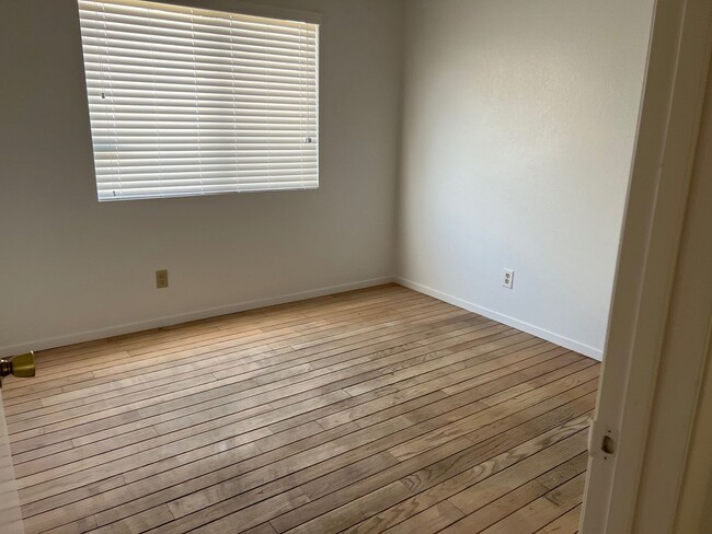 Building Photo - Nice 3 Bedroom 2 Bath Single Story