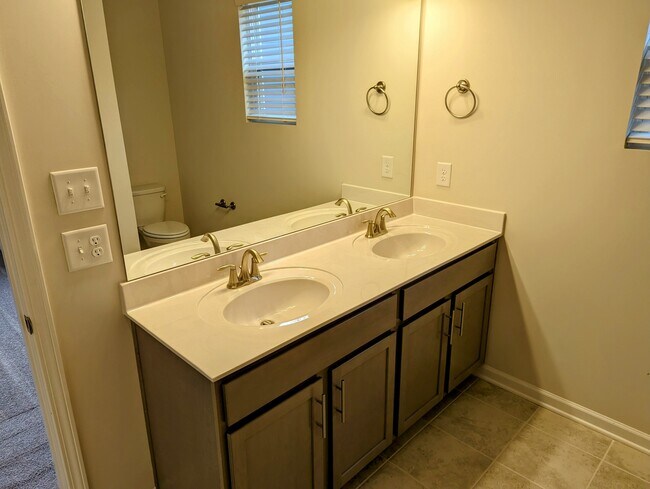 Building Photo - 534 Medwyk Dr