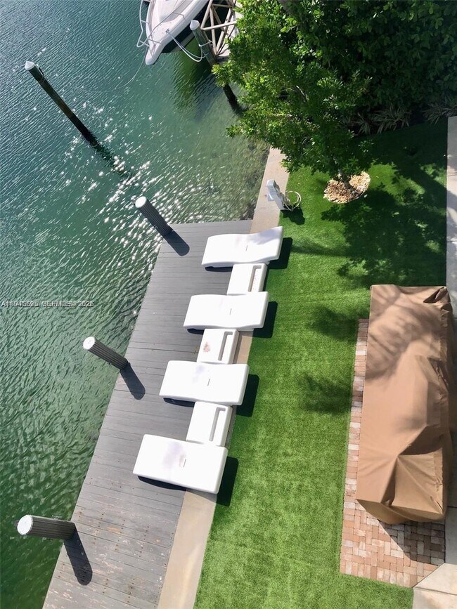 Building Photo - 9821 E Bay Harbor Dr