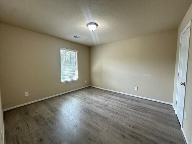 Building Photo - 15610 Whisper Woods Dr