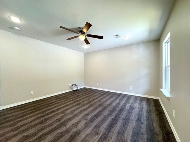 Building Photo - 2 Bedroom/2 Bathroom Triplex Unit in Southside