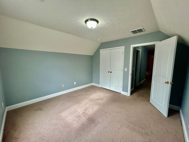 Building Photo - Large 4 Bed, 2.5 bath in Lexington!