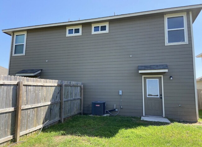 Building Photo - "Spacious 3-Bed Condo with Granite Countertops & 2.5 Baths in Prime San Antonio Location!"