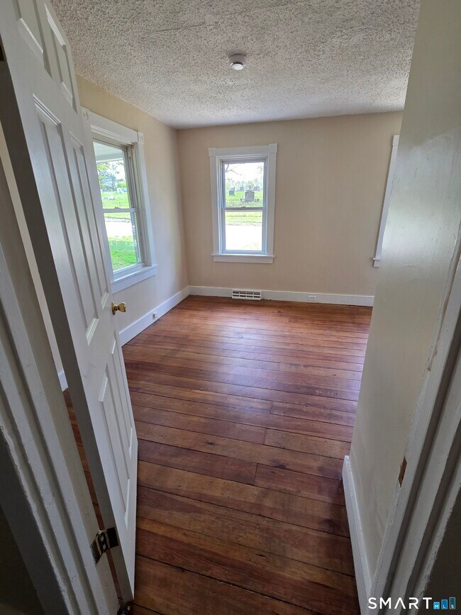 Building Photo - 22 Lakeview St