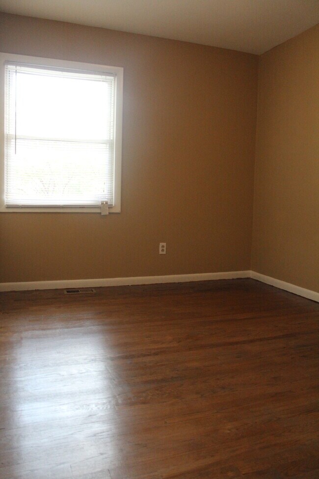 Building Photo - Ireland Dr. area