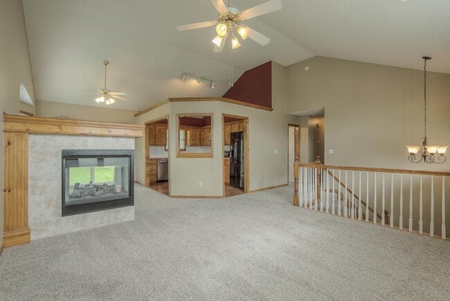 Building Photo - 612 NE Topaz Dr