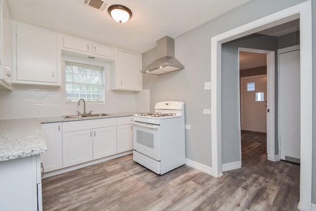 Building Photo - 14631 Renault St