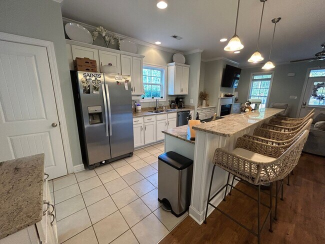 Building Photo - Enjoy private living in this beautiful 3 b...