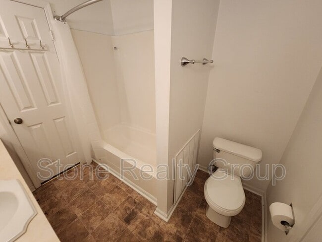 Building Photo - 2329 E Glenview Dr