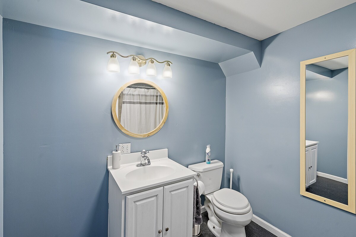 Building Photo - 387 Maple Ave