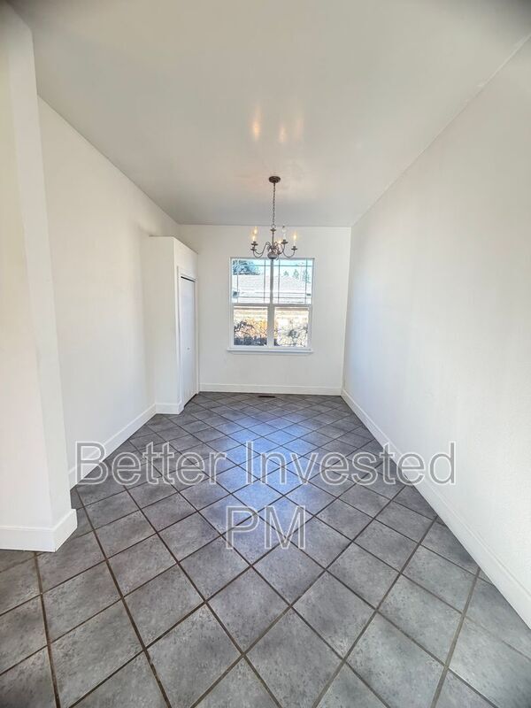 Building Photo - 559 N Oak St