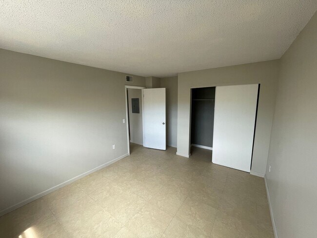 Building Photo - 2/1 in New Port Richey