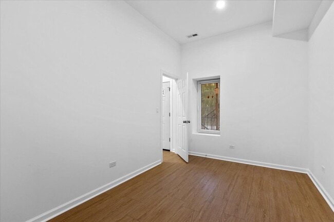 Building Photo - 1313 W Chicago Ave