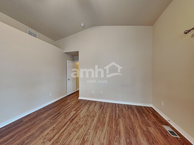 Building Photo - 544 N Locust Ave