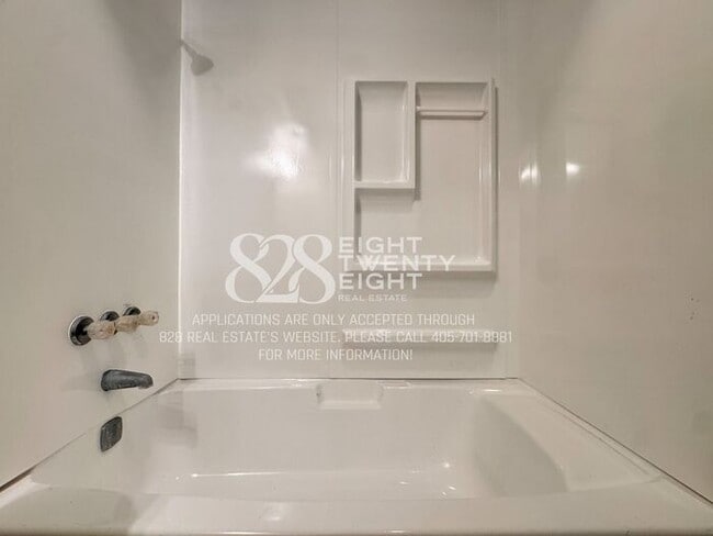 Building Photo - *NOW AVAILABLE!* 2 Bed/1 Bath Tri-plex Home in Noble