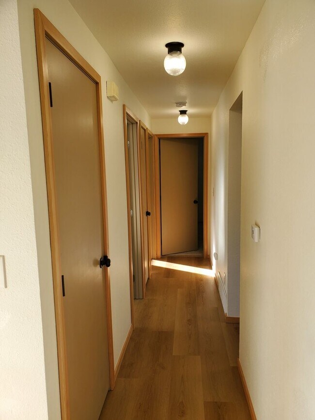 Building Photo - Beautiful 2 Bed 1.5 Bath 2 Story Duplex in...