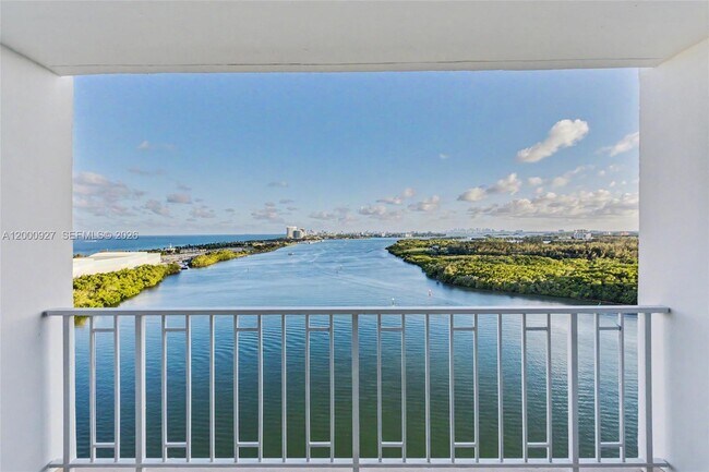 Building Photo - 500 Bayview Dr
