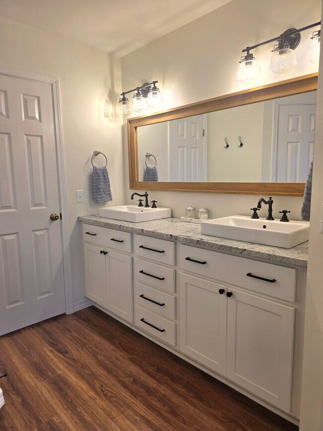 Building Photo - Inviting Woodridge Manor 3/2 Home with Fireplace and Fenced Yard